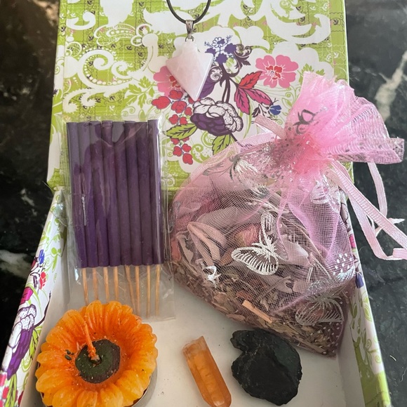 Diva Healing Crystal Box w/Necklace - Picture 3 of 8